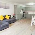 Spacious 2B2B Apartment With Garden
